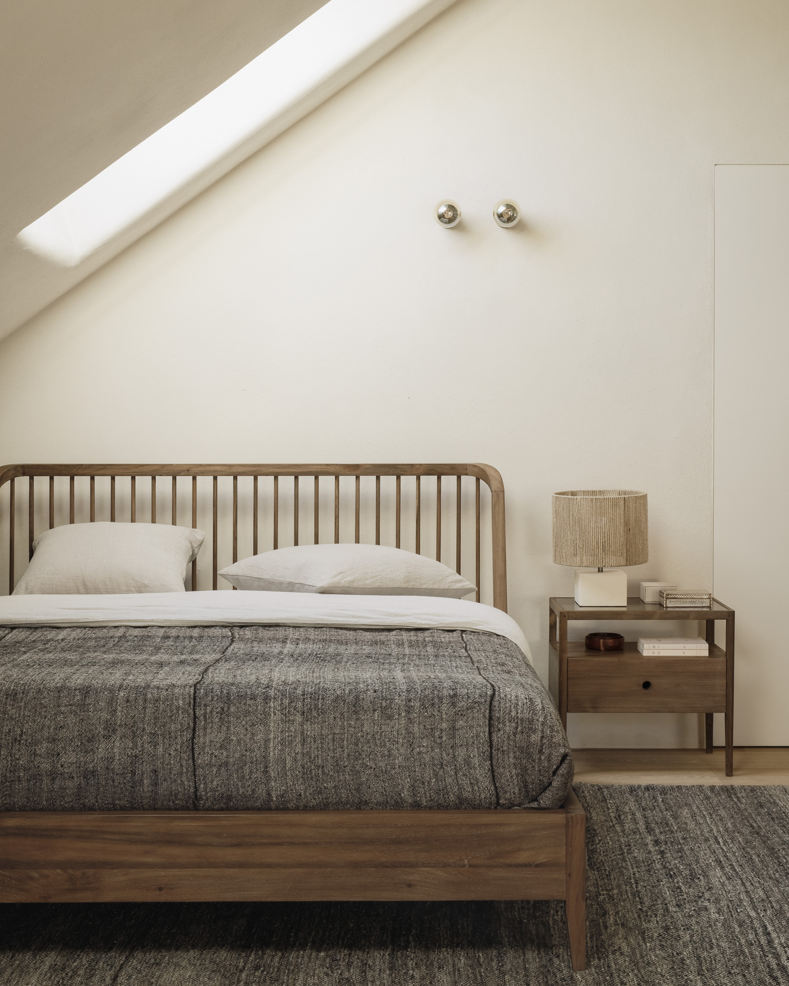Spindle bedside table - Image 5